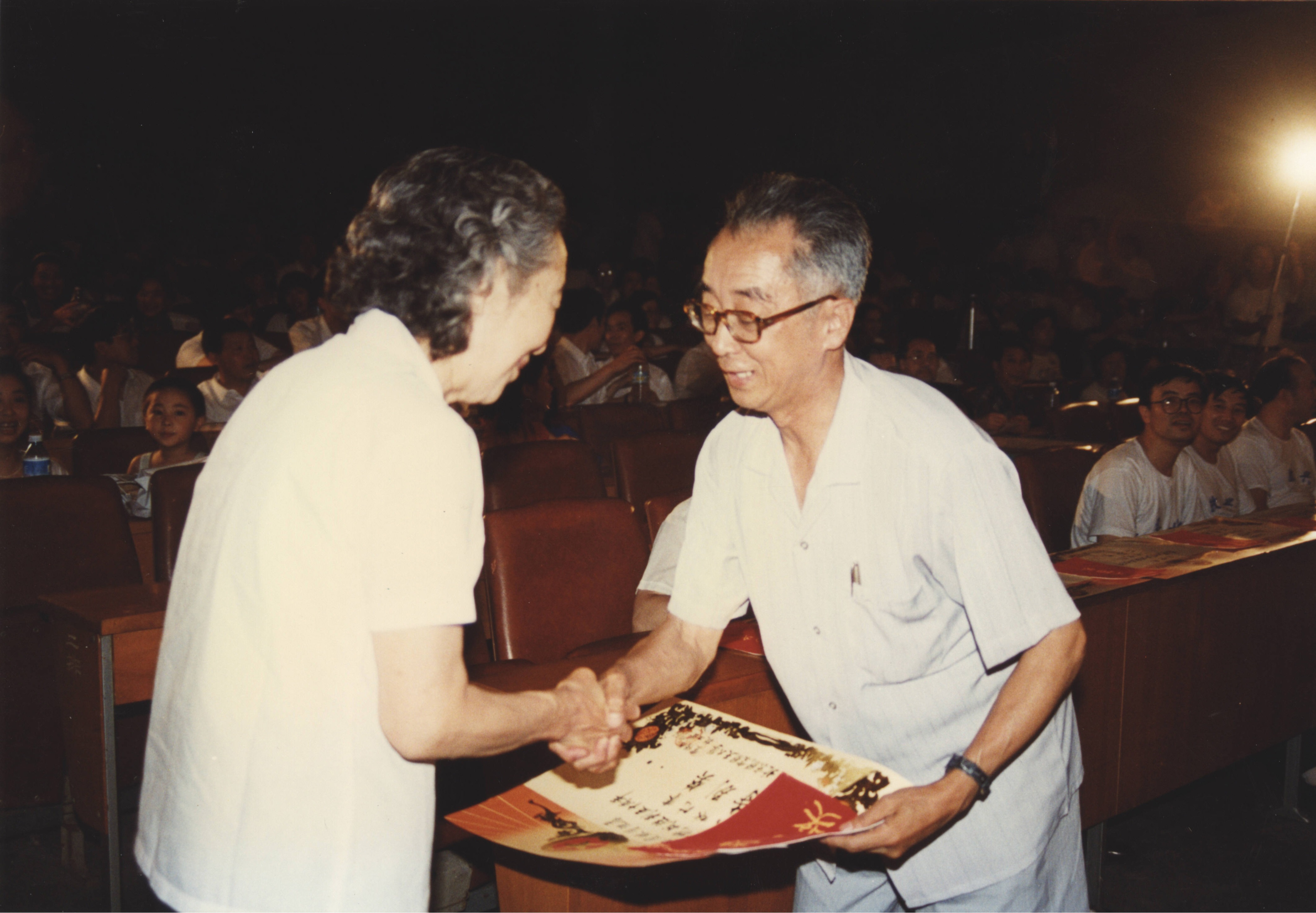 1995年8月，我校为纪念抗日战争胜利50周年举行歌泳比赛，刁正邦为获奖教师