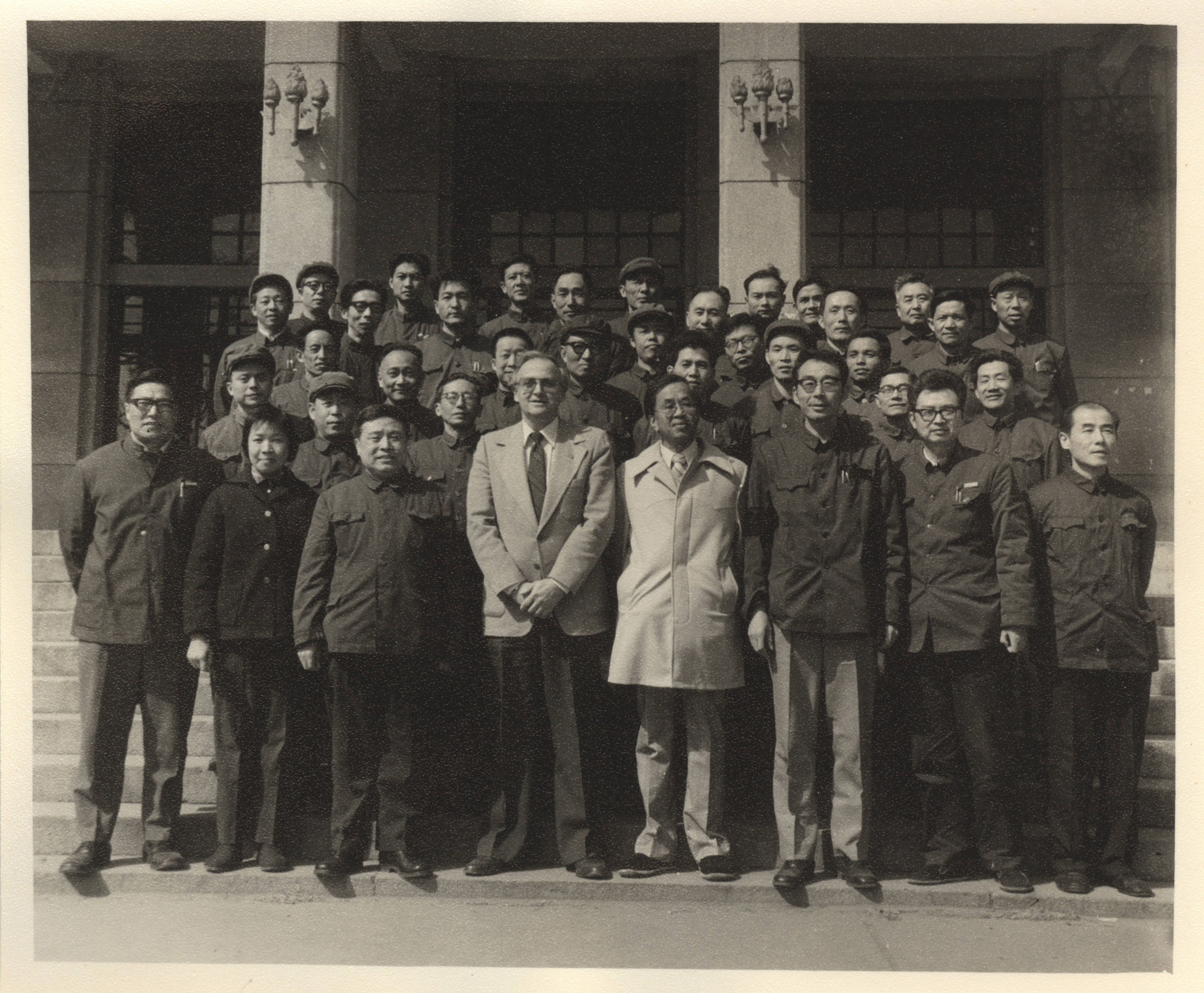1981年3月美国南加州大学管理学院院长谢尔曼教授、詹姆斯.刘教授来365官网讲学在主楼前留影